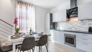 Frigorifero, forno, lavastoviglie, pentole/stoviglie/utensili