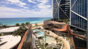 Ein Hotel mit Pool, Meerblick und moderner Architektur.