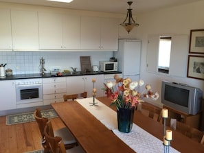 Fridge, microwave, oven, cookware/dishes/utensils - CASA LUIS GONZAGA - UNI. COIMBRA by VACATIONY by Interhome (Braganza)