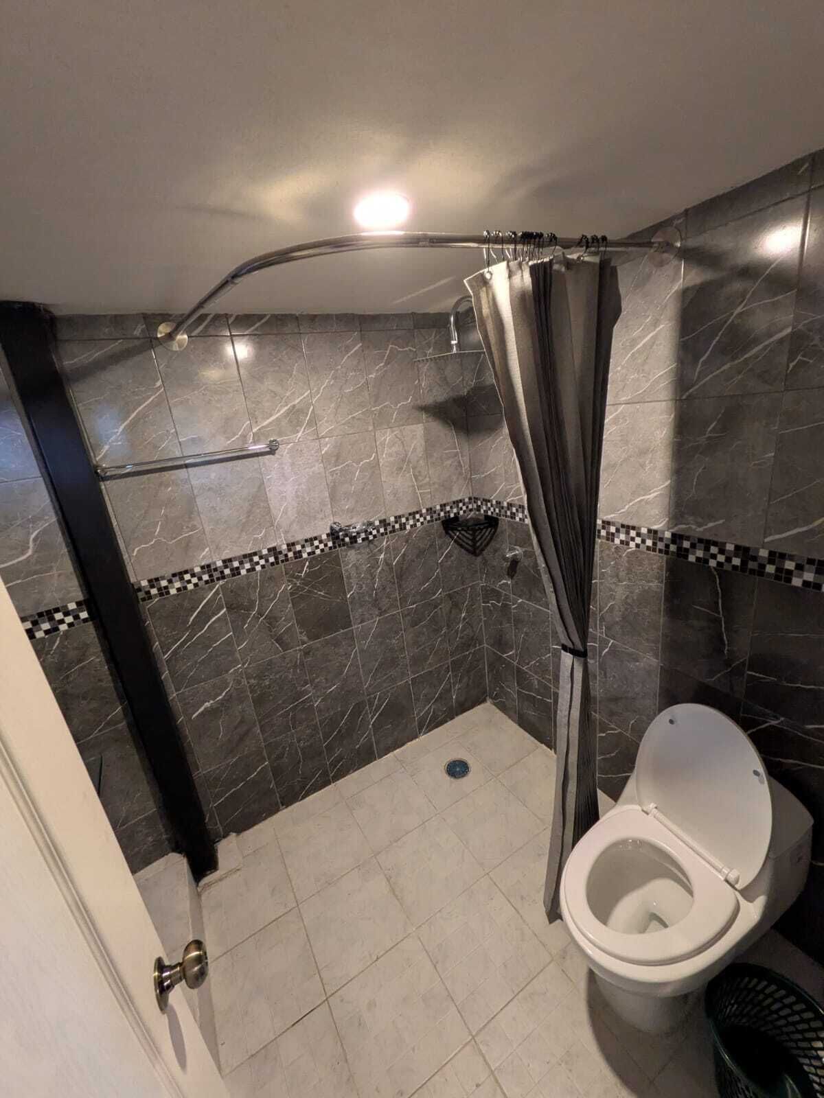 Serviettes fournies, savon, papier toilette