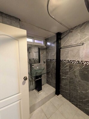 Serviettes fournies, savon, papier toilette