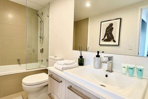 Shower, hair dryer, shampoo - Luxury Lakeview 3BR Escape (Robina)