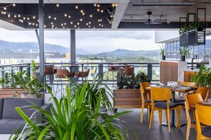 Outdoor dining - Luxury Lakeview 3BR Escape (Robina)