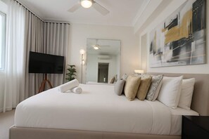 Iron/ironing board, WiFi, bed sheets - Luxury Lakeview 3BR Escape (Robina)