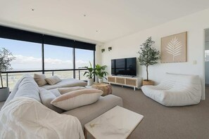 TV - L54 Sky Ocean View Apt Heated Pool (Surfers Paradise)