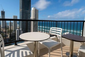 Outdoor dining - L22 Ocean View 2 Beds Wi-Fi Netflix (Surfers Paradise)