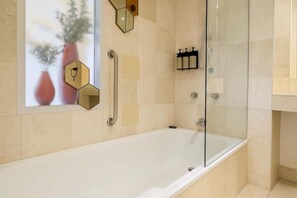 Shower, hair dryer, shampoo - L22 Ocean View 2 Beds Wi-Fi Netflix (Surfers Paradise)