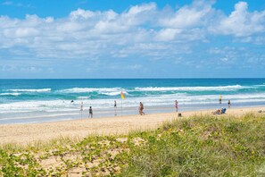 Beach nearby - Level 29 Sky 2BR Ocean View Apartment (Surfers Paradise)