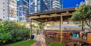Outdoor dining - Ocean front 1 BR with Balcony (Surfers Paradise)