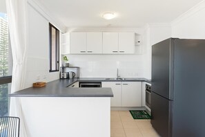 Fridge, microwave, oven, stovetop - Ocean front 1 BR with Balcony (Surfers Paradise)