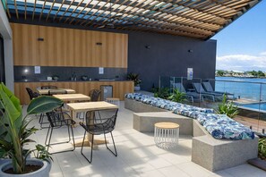 Outdoor dining - Waterview Hope Island House (Hope Island)