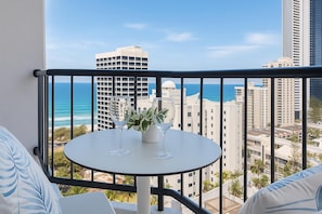 Outdoor dining - Ocean View Studio in Surfers & Free Wi-Fi (Surfers Paradise)