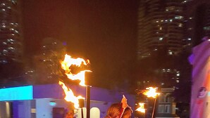 Künstler mit Feuerrequisiten in einer Freiluftumgebung.