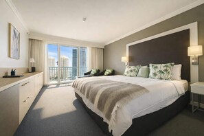 Desk, iron/ironing board, WiFi, bed sheets - L19 Ocean View Studio:King Bed, Fast WiFi (Surfers Paradise)
