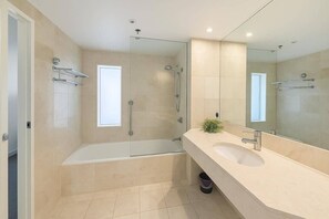 Shower, hair dryer, towels, shampoo - L19 Ocean View Studio:King Bed, Fast WiFi (Surfers Paradise)