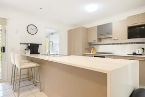 Fridge, microwave, oven, stovetop - Dreamworld Home with Pool, BBQ, WI-FI and Backyard (Oxenford)
