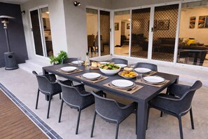 Outdoor dining - Dreamworld Home with Pool, BBQ, WI-FI and Backyard (Oxenford)
