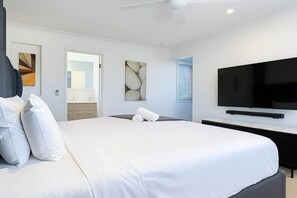 Iron/ironing board, travel cot, WiFi, bed sheets - Dreamworld Home with Pool, BBQ, WI-FI and Backyard (Oxenford)