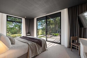 Desk, iron/ironing board, WiFi, bed sheets - Injala House - Designer Masterpiece, Exeter (Wingecarribee)