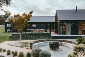 Outdoor dining - Injala House - Designer Masterpiece, Exeter (Wingecarribee)