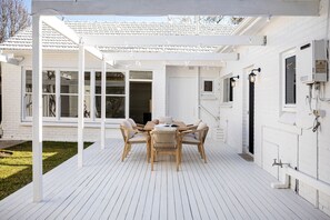 Outdoor dining - Casaba Villa—Your Beachside Garden Oasis (Glenelg South)