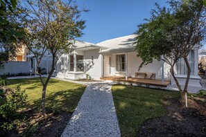 Exterior - Casaba Villa—Your Beachside Garden Oasis (Glenelg South)