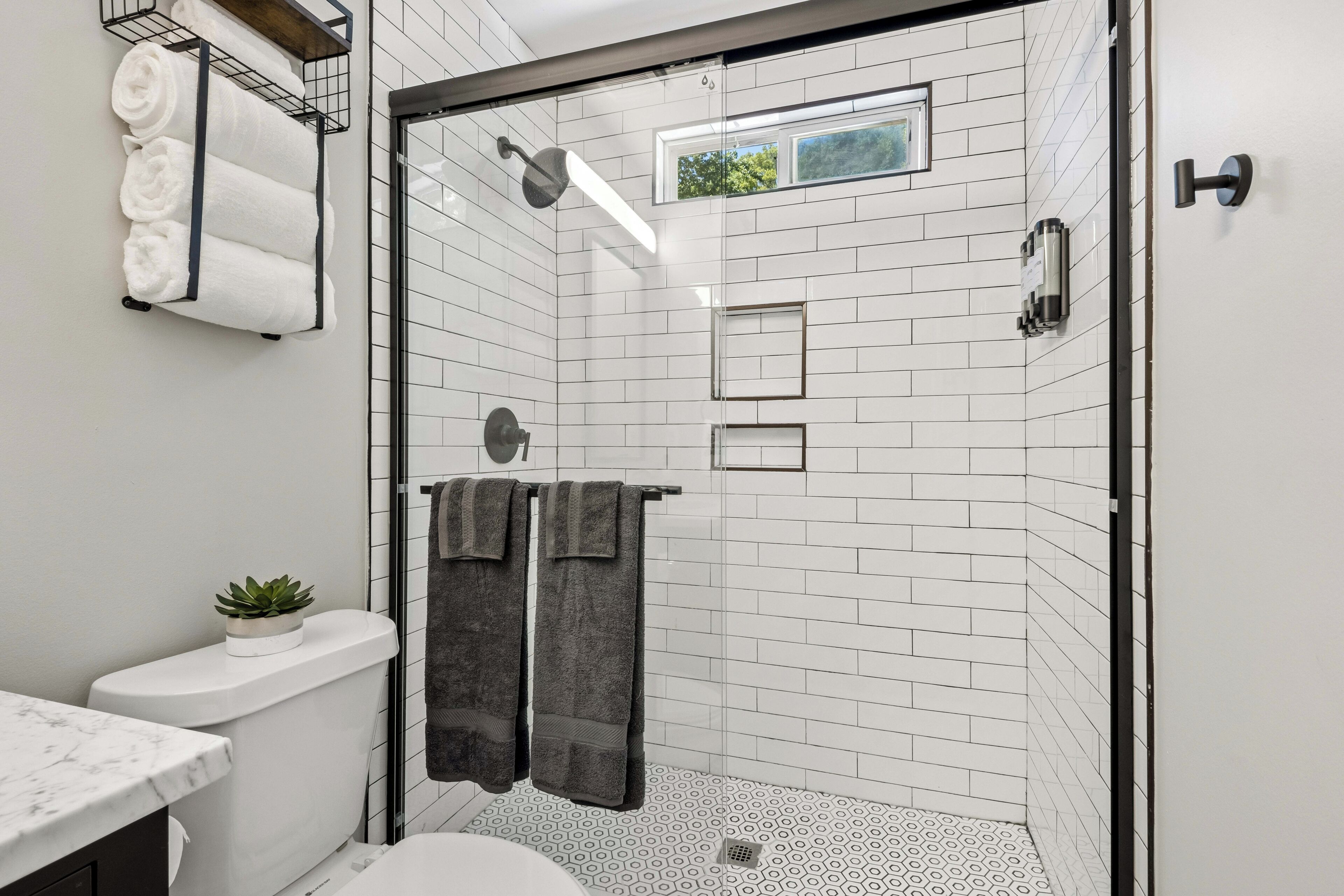 Douche, baignoire à remous, séchoir à cheveux, serviettes fournies