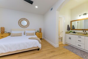 Een strijkplank/strijkijzer, wifi, beddengoed
