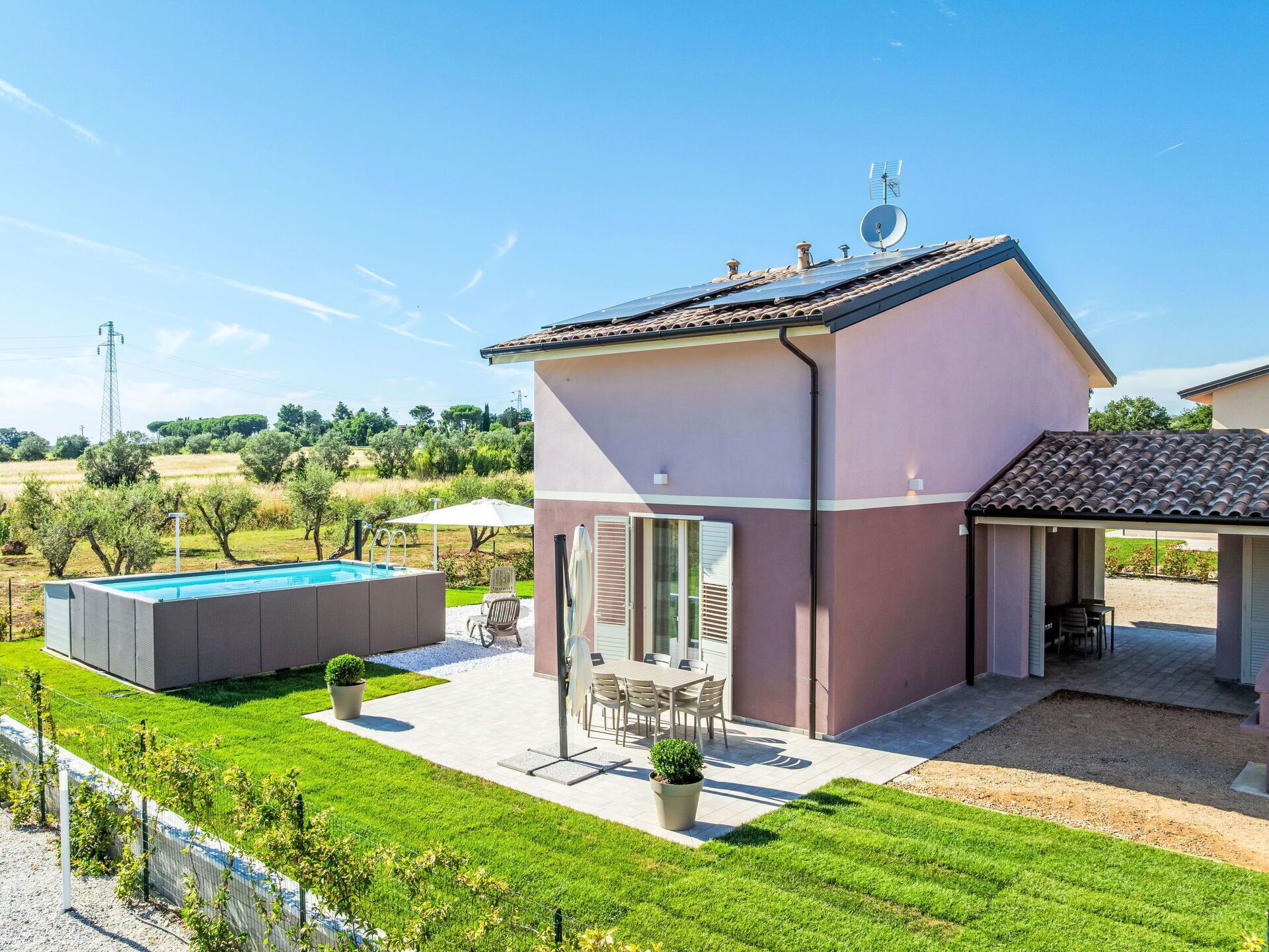 Una casa moderna con piscina, patio y jardín.