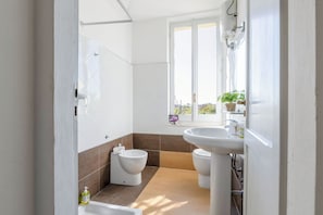 Een douche, een haardroger, een bidet
