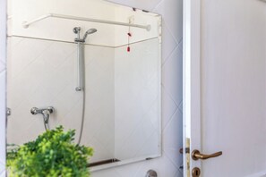 Douche, sèche-cheveux, bidet
