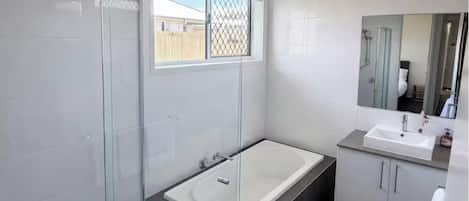 SĂšche-cheveux, serviettes fournies, savon, papier toilette