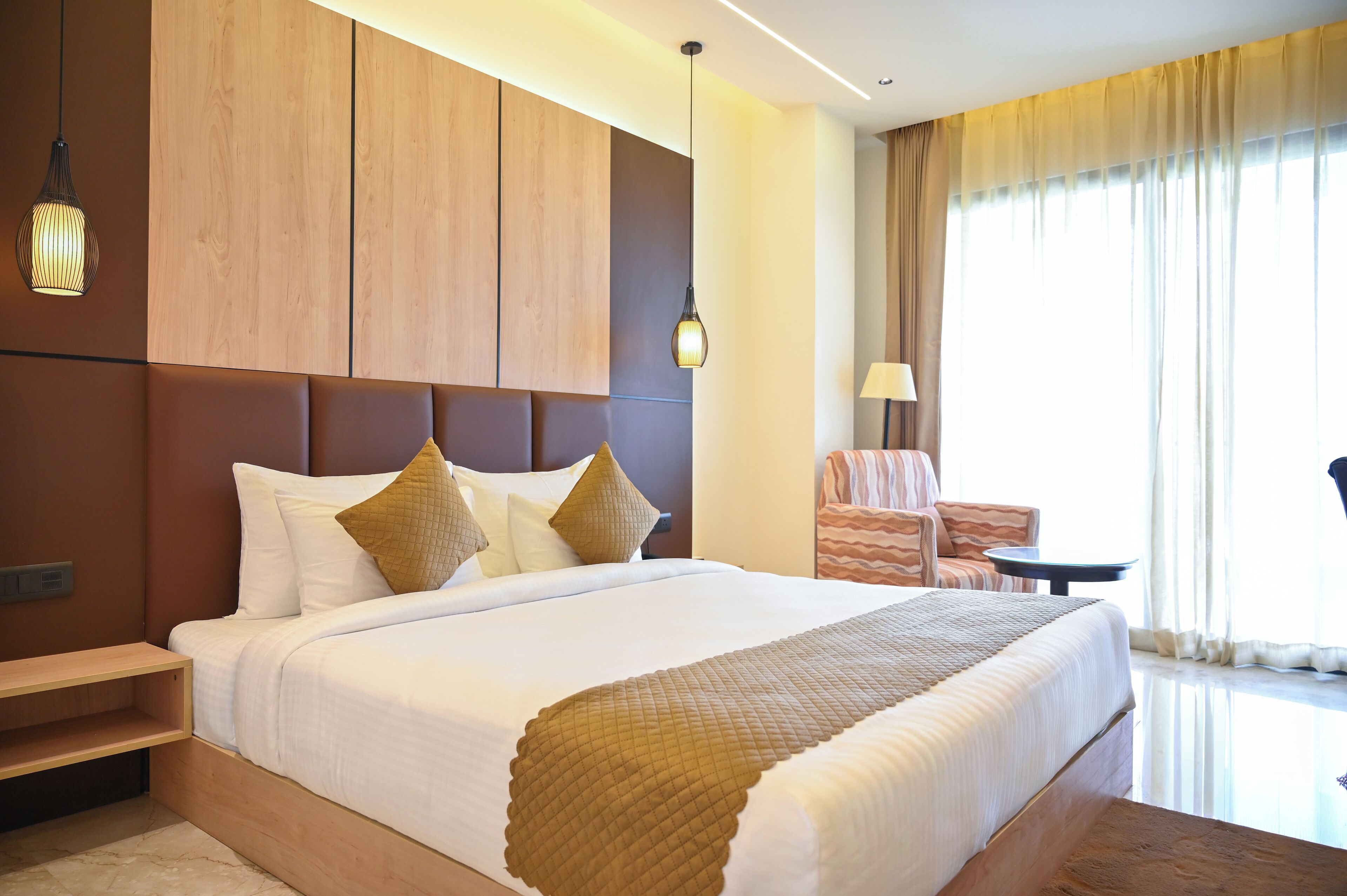 Quarto casal luxo | Cofres nos quartos, escrivaninha, espaço de trabalho para notebook