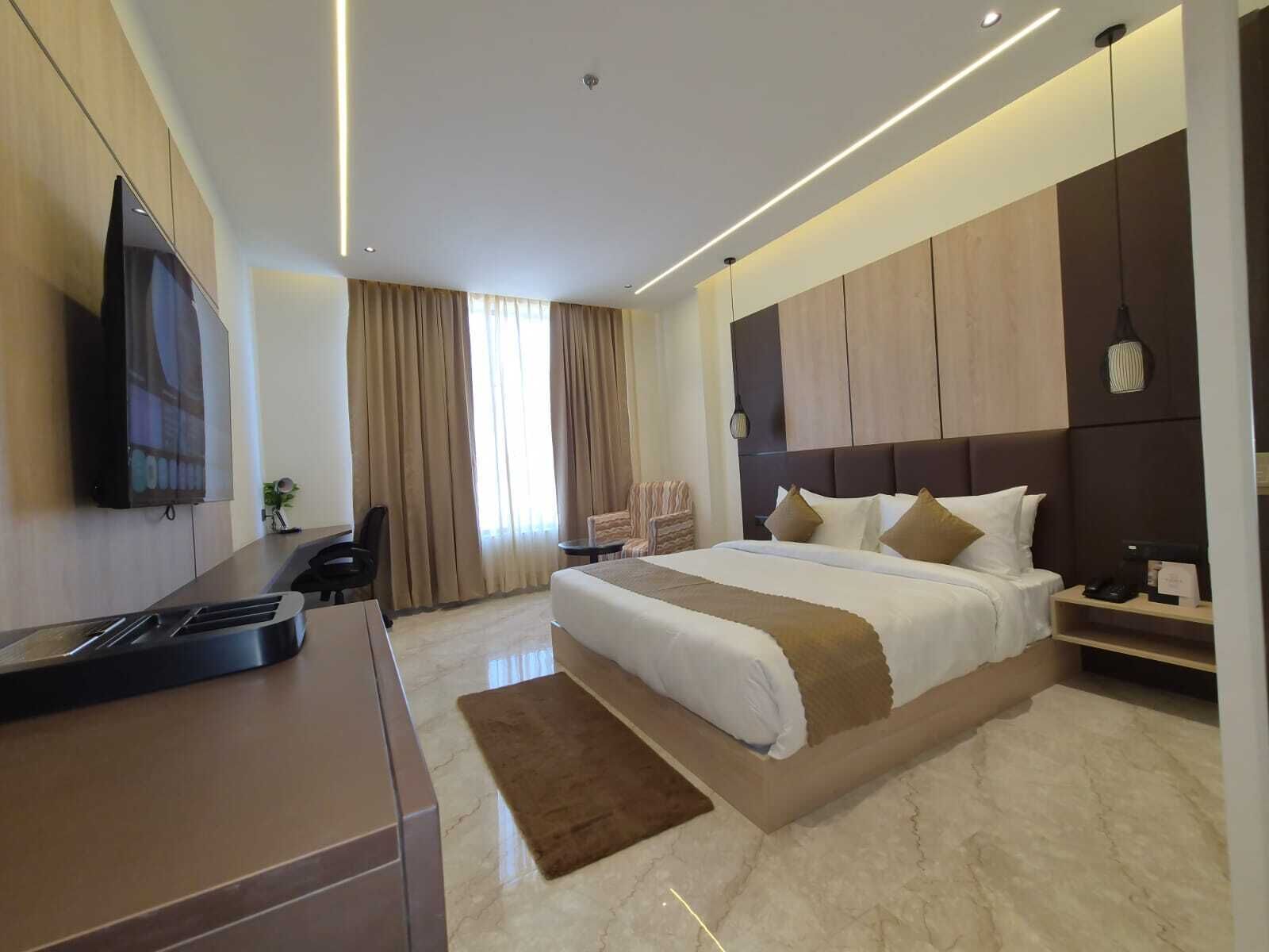 In-room safe, desk, laptop workspace, iron/ironing board