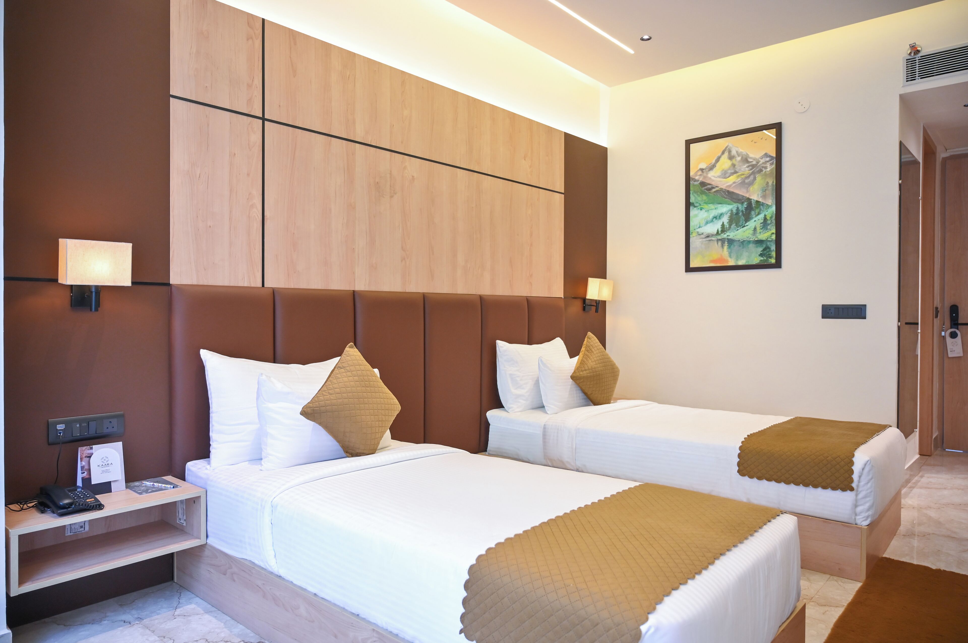 Deluxe Twin Room | In-room safe, desk, laptop workspace, iron/ironing board (on request)