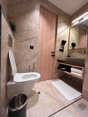 Shower, hair dryer, slippers, towels - Kaara Dehradun (Dehradun)