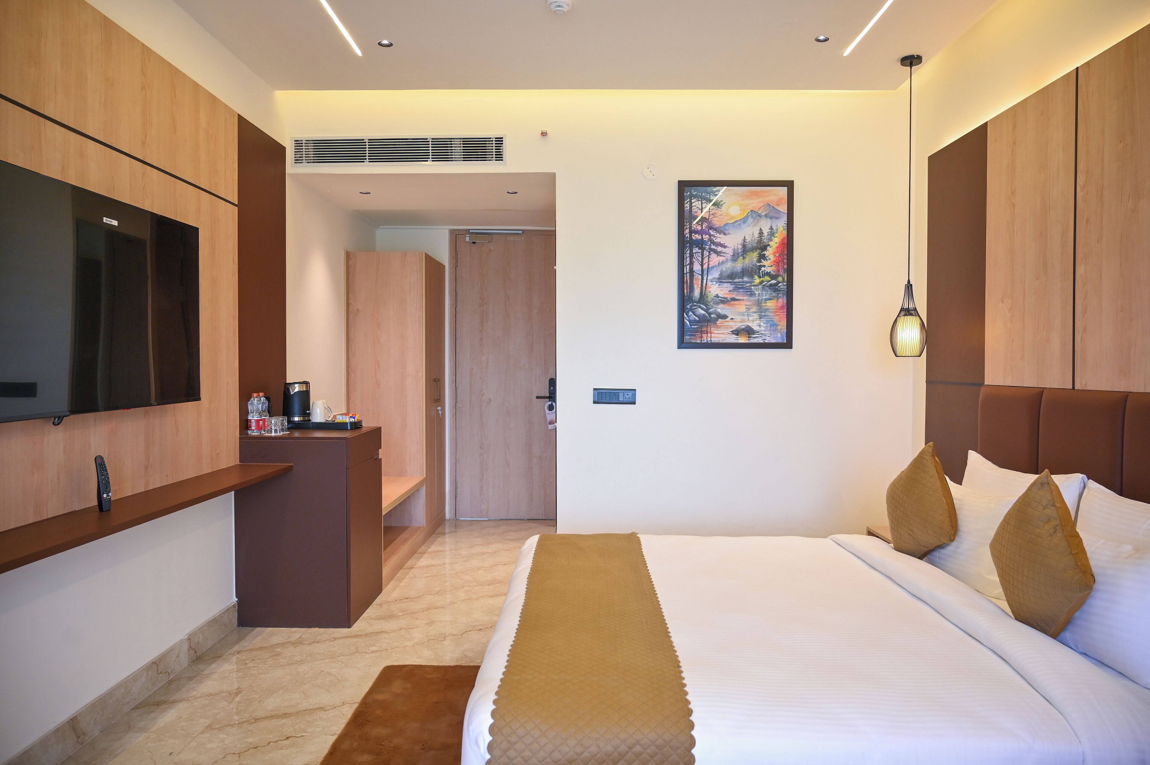 Deluxe Double Room | In-room safe, desk, laptop workspace, iron/ironing board (on request)