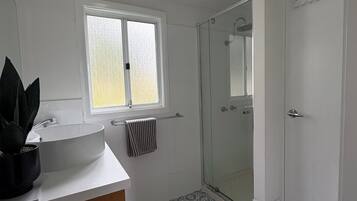 Douche, sĂšche-cheveux, serviettes fournies, savon