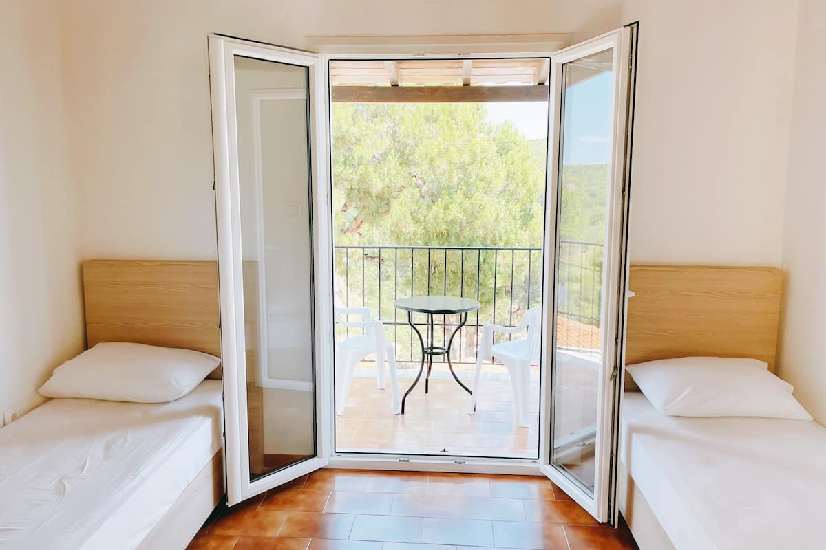 Appartement, 2 chambres, coin cuisine, vue jardin | Coffres-forts dans les chambres, rideaux occultants, Wi-Fi gratuit