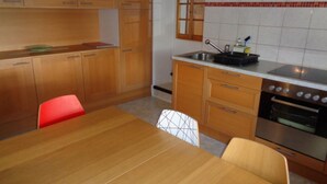 Kühlschrank, Mikrowelle, Ofen, Kochgeschirr/Geschirr/Besteck