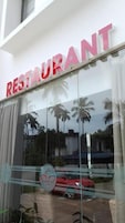 Un restaurante con un letrero grande sobre la entrada.