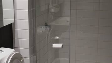 Douche, sĂšche-cheveux, serviettes fournies, savon