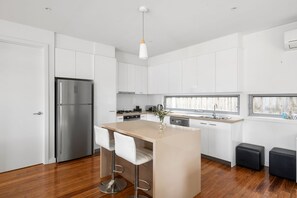 Fridge, microwave, oven, stovetop - Premium Location Family and Pet Friendly Property (Torquay)