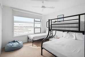 Desk, iron/ironing board, WiFi, bed sheets - Premium Location Family and Pet Friendly Property (Torquay)