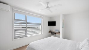 A bedroom with a bed, a ceiling fan, a TV, and a window with blinds. - Premium Location Family and Pet Friendly Property (Torquay)
