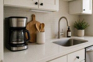 Deluxe Room | Private kitchen - The Redbrick Hotels (Toronto)