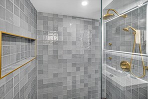 Shower, hair dryer, towels, soap - Newly renovated mid-century modern 3 bed 2 bath with pool. Minutes from airport! (Las Vegas)