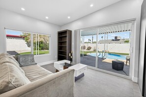 Smart TV - Newly renovated mid-century modern 3 bed 2 bath with pool. Minutes from airport! (Las Vegas)