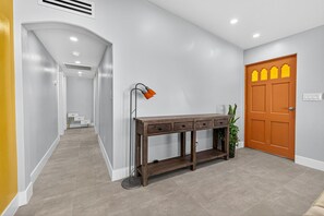 Interior - Newly renovated mid-century modern 3 bed 2 bath with pool. Minutes from airport! (Las Vegas)