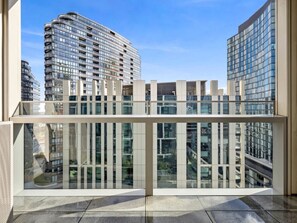 Property grounds - Marina-View 1-Bed Apartment in Docklands (Docklands)